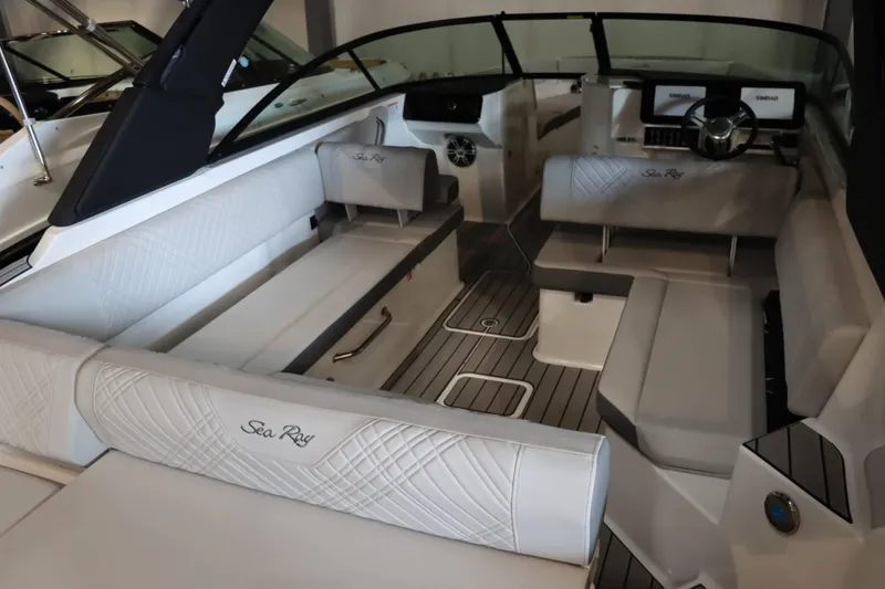 Slide: The Image of Sea Ray SDX 270 2025 - 18