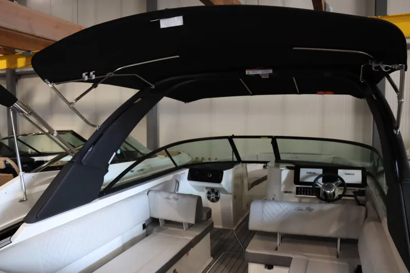 Slide: The Image of Sea Ray SDX 270 2025 - 19