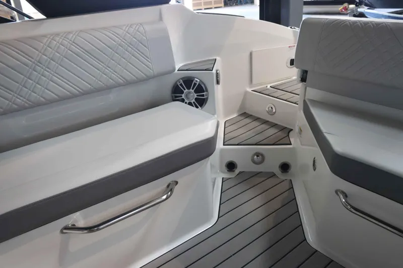 Slide: The Image of Sea Ray SDX 270 2025 - 20