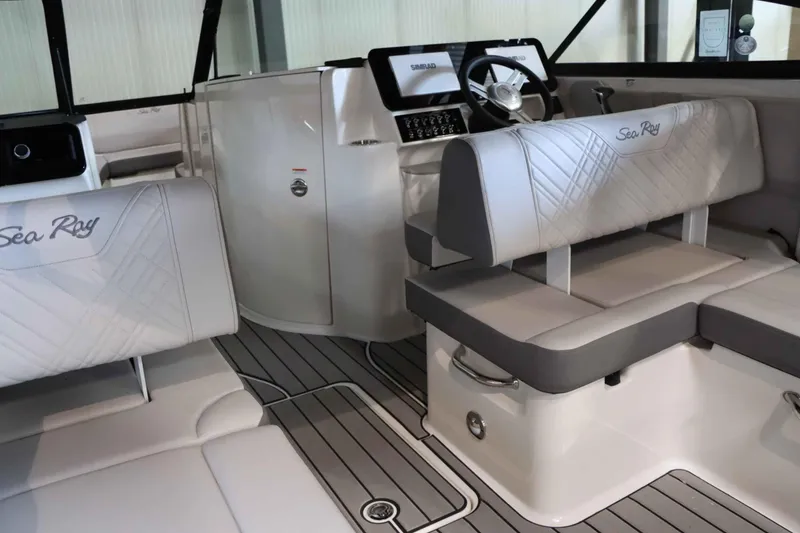 Slide: The Image of Sea Ray SDX 270 2025 - 21