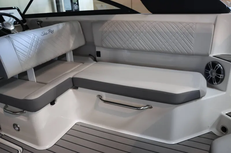 Slide: The Image of Sea Ray SDX 270 2025 - 22