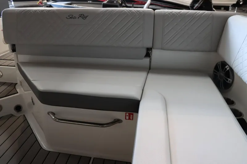 Slide: The Image of Sea Ray SDX 270 2025 - 23