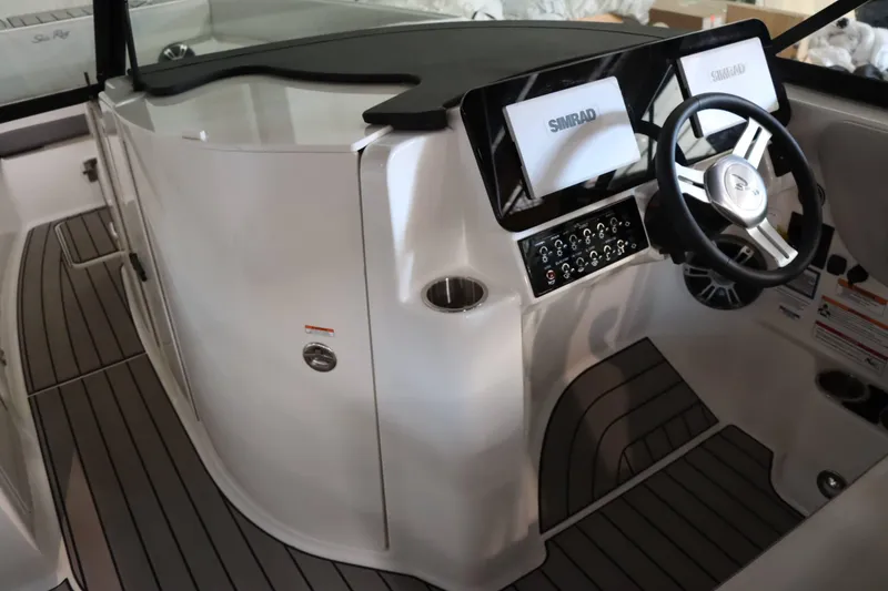 Slide: The Image of Sea Ray SDX 270 2025 - 24