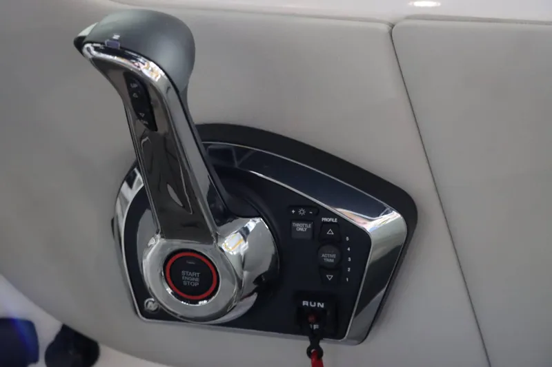 Slide: The Image of Sea Ray SDX 270 2025 - 25