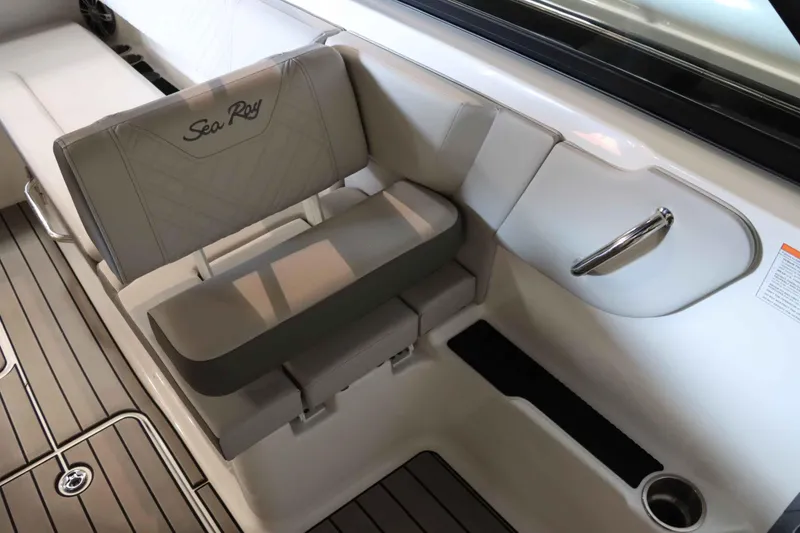 Slide: The Image of Sea Ray SDX 270 2025 - 26