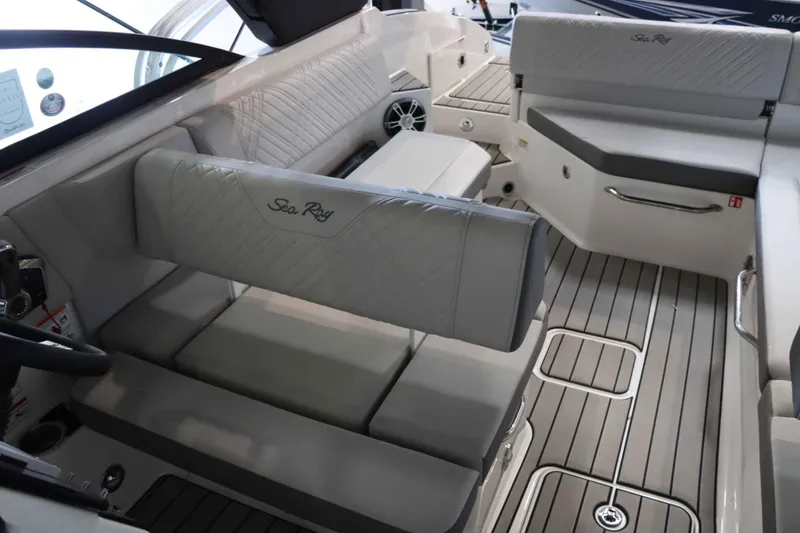 Slide: The Image of Sea Ray SDX 270 2025 - 27