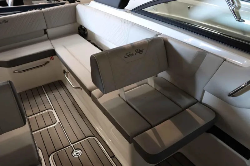 Slide: The Image of Sea Ray SDX 270 2025 - 28