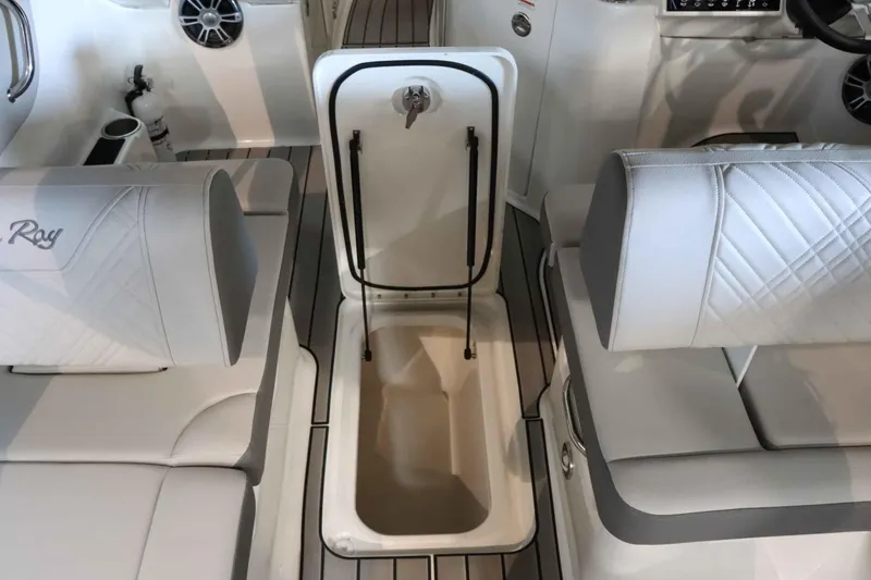 Slide: The Image of Sea Ray SDX 270 2025 - 29