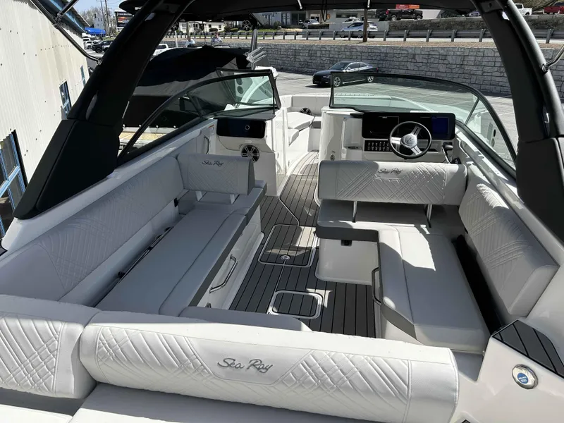 Slide: The Image of Sea Ray SDX 270 2025 - 3
