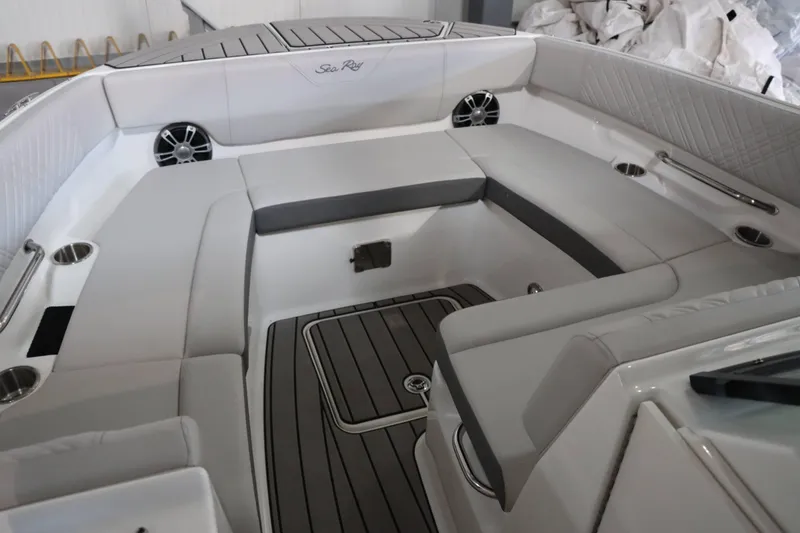 Slide: The Image of Sea Ray SDX 270 2025 - 33