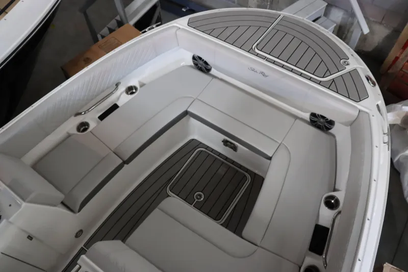 Slide: The Image of Sea Ray SDX 270 2025 - 35