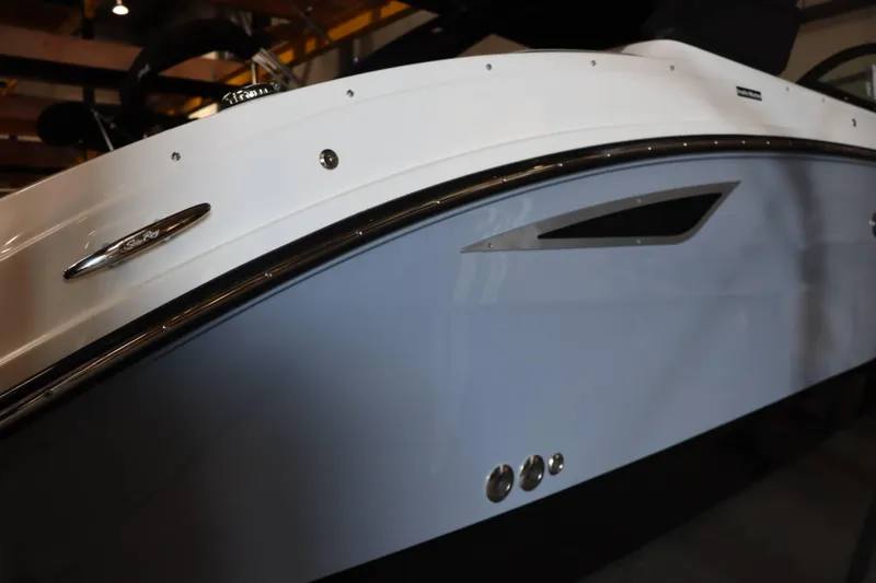 Slide: The Image of Sea Ray SDX 270 2025 - 37