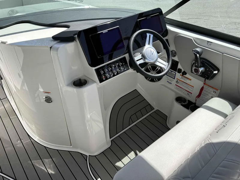 Slide: The Image of Sea Ray SDX 270 2025 - 4