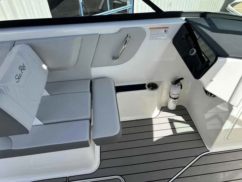 Slide: The Image of Sea Ray SDX 270 2025 - 5