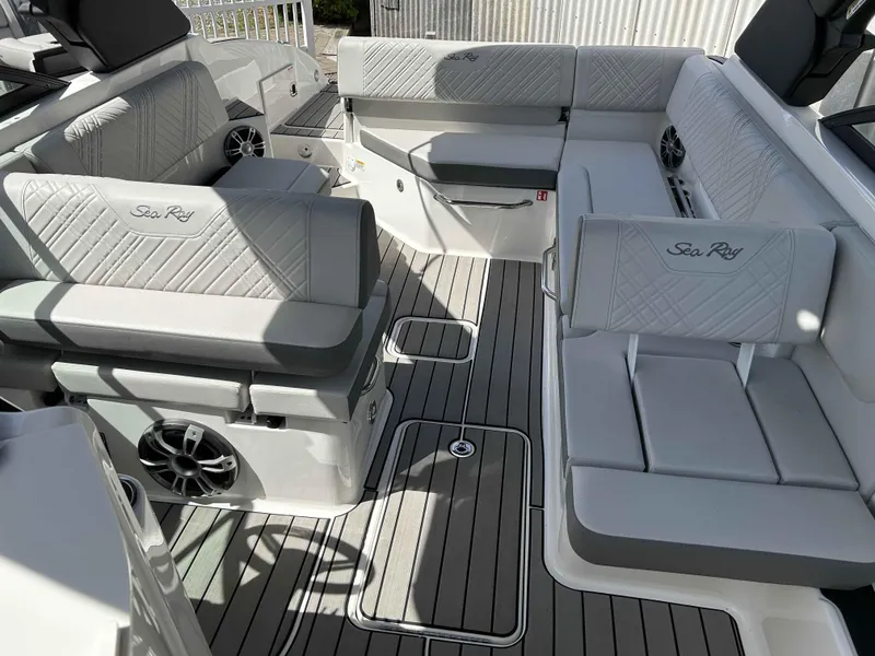 Slide: The Image of Sea Ray SDX 270 2025 - 6