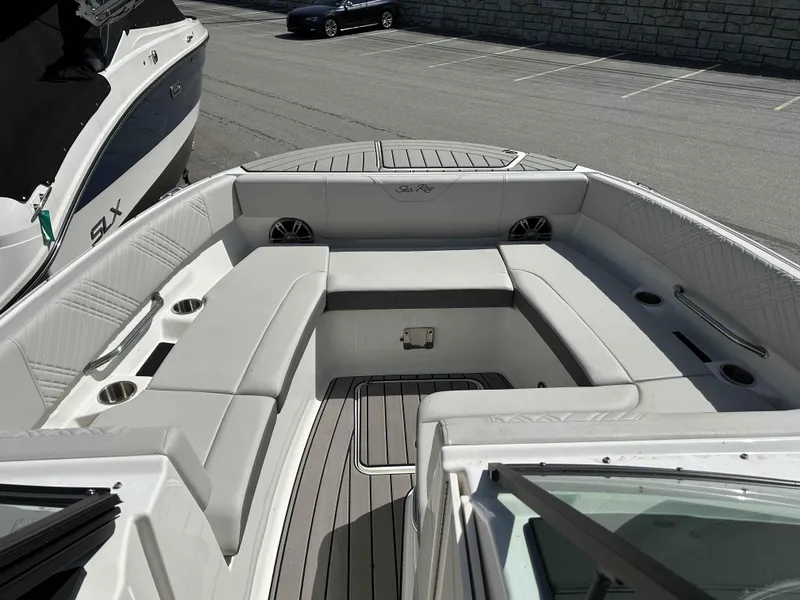 Slide: The Image of Sea Ray SDX 270 2025 - 7
