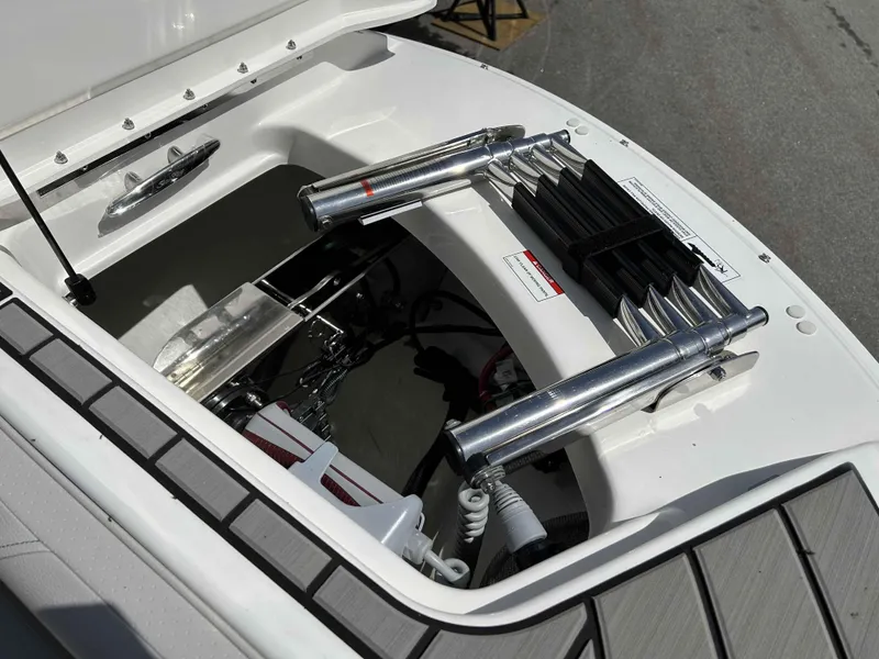 Slide: The Image of Sea Ray SDX 270 2025 - 9