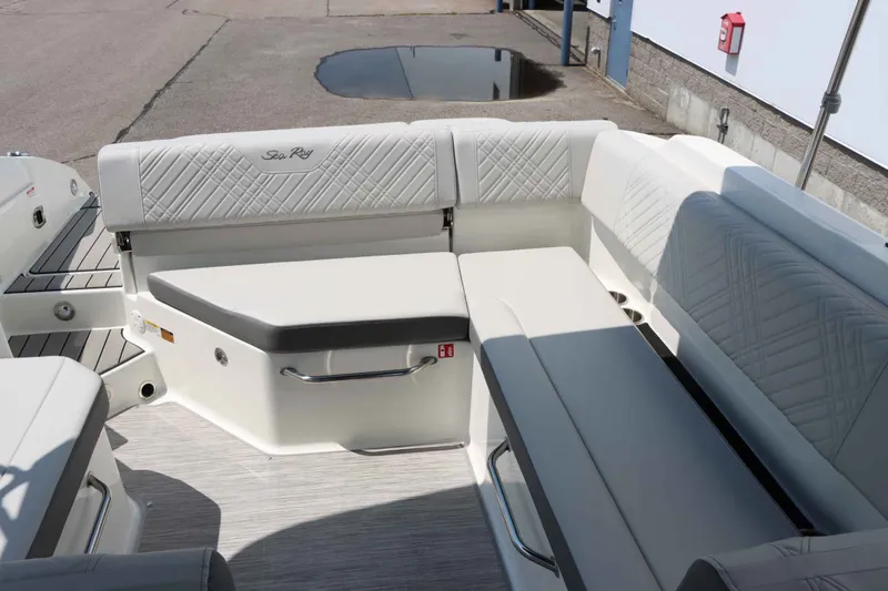 Slide: The Image of Sea Ray SDX 270 2025 - 12