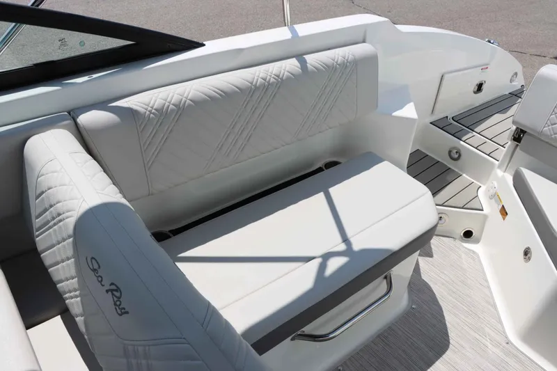 Slide: The Image of Sea Ray SDX 270 2025 - 13