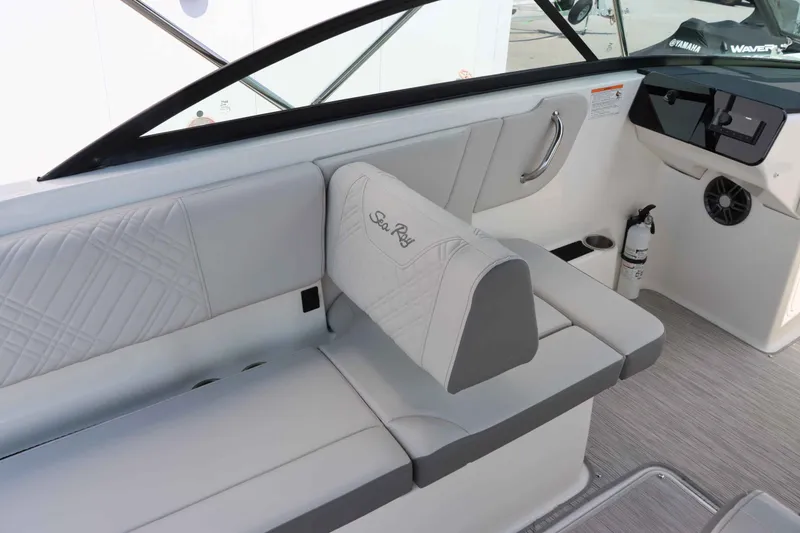 Slide: The Image of Sea Ray SDX 270 2025 - 14