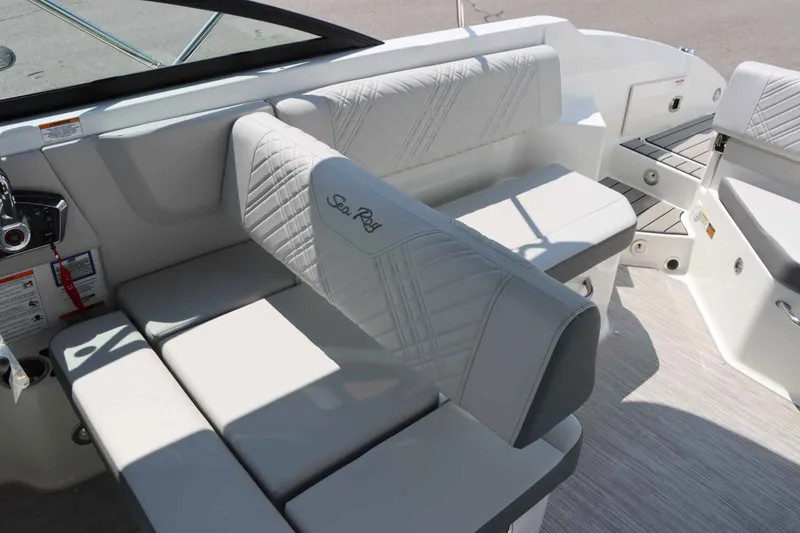 Slide: The Image of Sea Ray SDX 270 2025 - 16