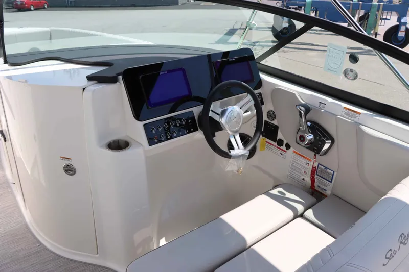 Slide: The Image of Sea Ray SDX 270 2025 - 17