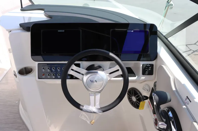 Slide: The Image of Sea Ray SDX 270 2025 - 19