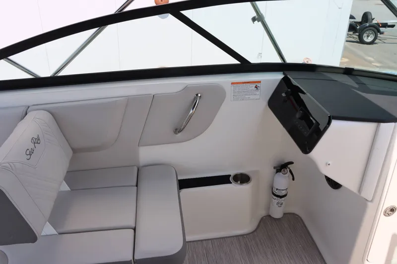 Slide: The Image of Sea Ray SDX 270 2025 - 21