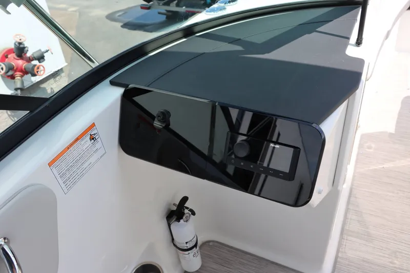 Slide: The Image of Sea Ray SDX 270 2025 - 22