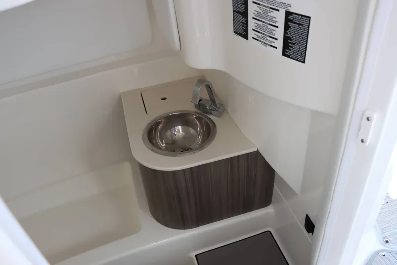 Slide: The Image of Sea Ray SDX 270 2025 - 23