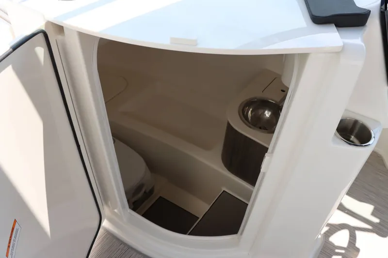 Slide: The Image of Sea Ray SDX 270 2025 - 25