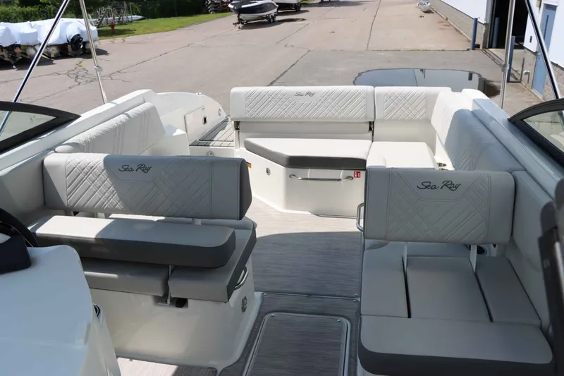 Slide: The Image of Sea Ray SDX 270 2025 - 26