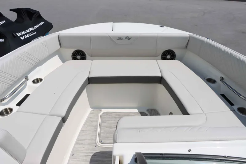 Slide: The Image of Sea Ray SDX 270 2025 - 27