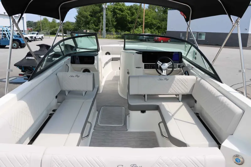 Slide: The Image of Sea Ray SDX 270 2025 - 32