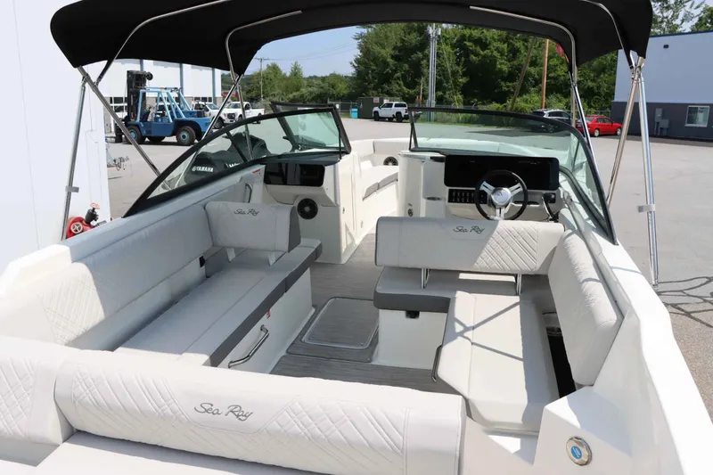 Slide: The Image of Sea Ray SDX 270 2025 - 6