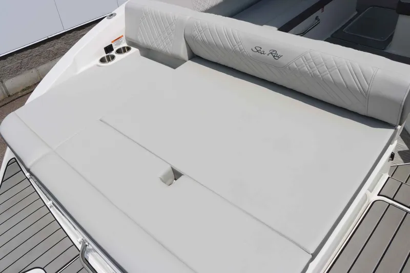 Slide: The Image of Sea Ray SDX 270 2025 - 7