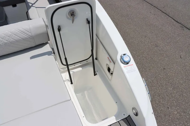 Slide: The Image of Sea Ray SDX 270 2025 - 8