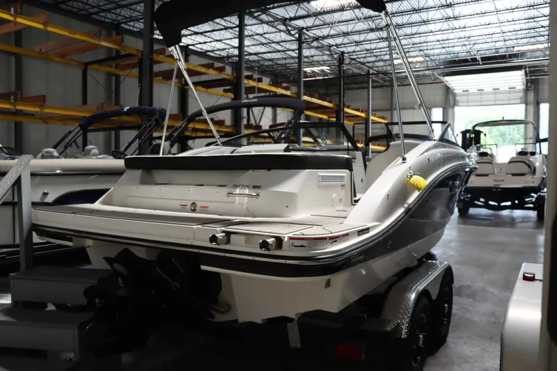 Slide: The Image of Sea Ray SPX 190 2025 - 10