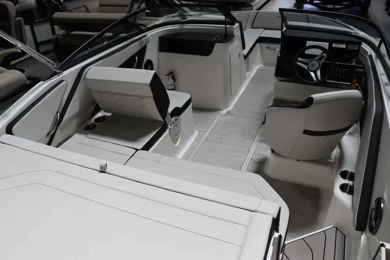 Slide: The Image of Sea Ray SPX 190 2025 - 15