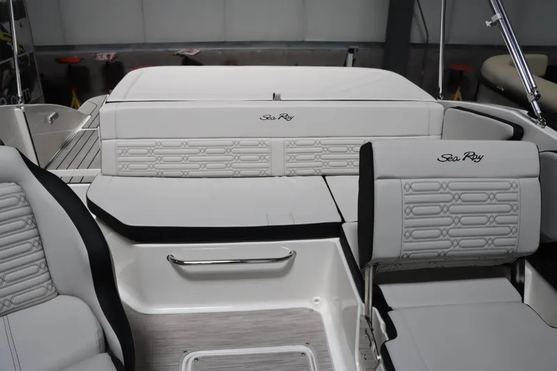 Slide: The Image of Sea Ray SPX 190 2025 - 16