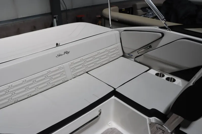 Slide: The Image of Sea Ray SPX 190 2025 - 17