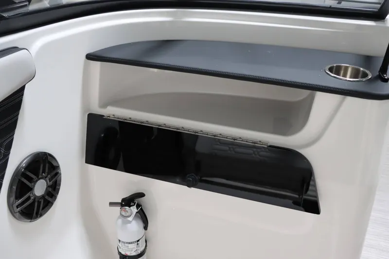 Slide: The Image of Sea Ray SPX 190 2025 - 23