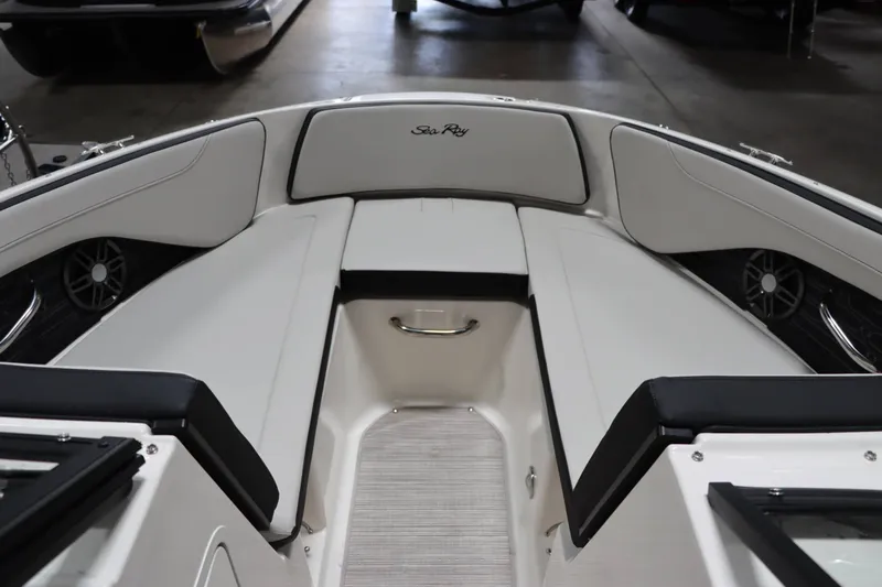 Slide: The Image of Sea Ray SPX 190 2025 - 24