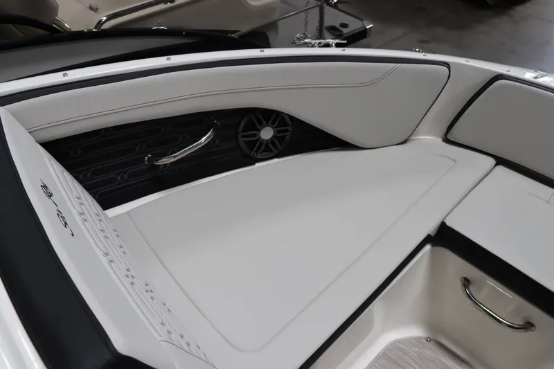 Slide: The Image of Sea Ray SPX 190 2025 - 25