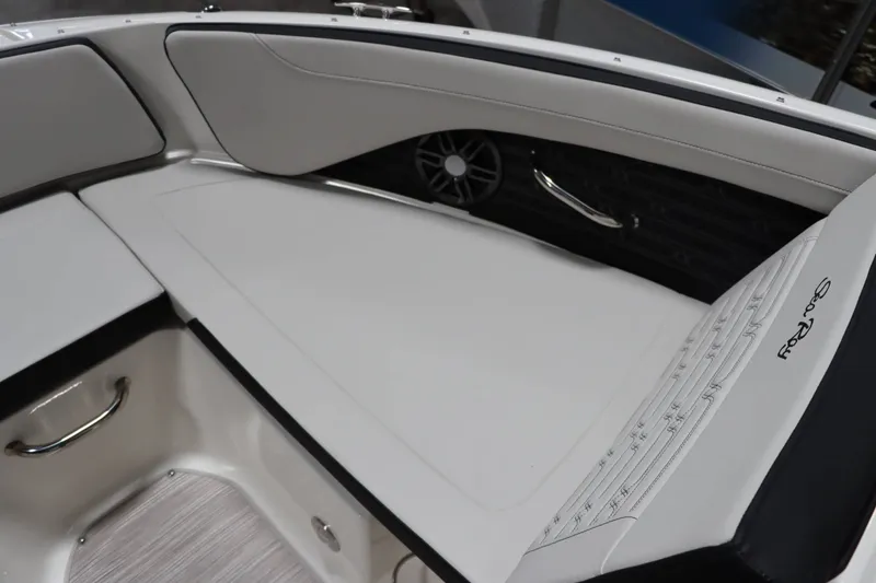 Slide: The Image of Sea Ray SPX 190 2025 - 26