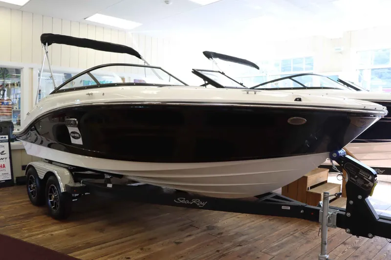 Slide: The Image of Sea Ray SPX 190 2025 - 3