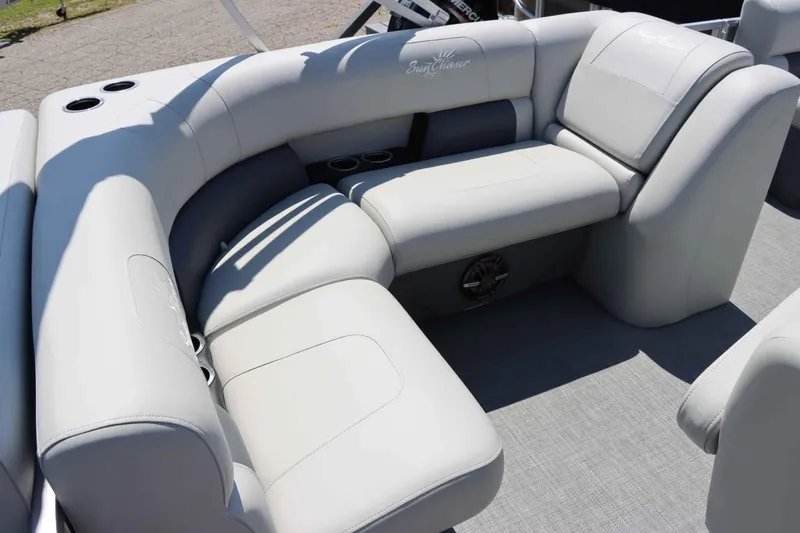 Slide: The Image of SunChaser VISTA 20CRB 2024 - 10