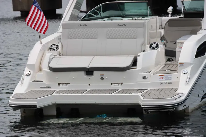 Slide: The Image of Sea Ray 350 SLX 2024 - 10