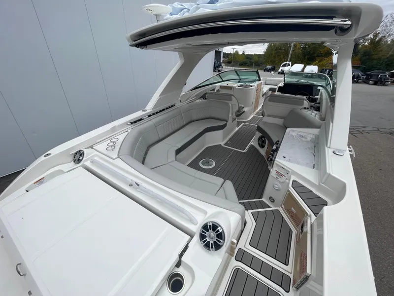 Slide: The Image of Sea Ray 350 SLX 2024 - 11