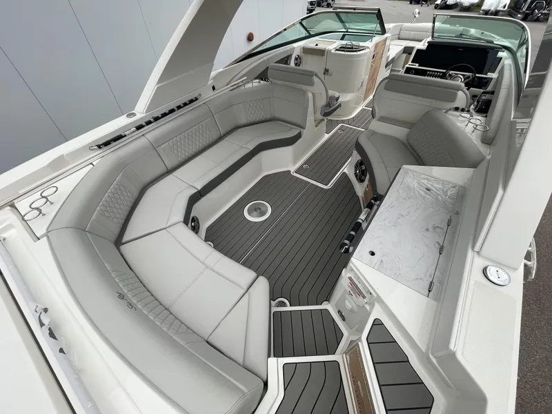 Slide: The Image of Sea Ray 350 SLX 2024 - 12